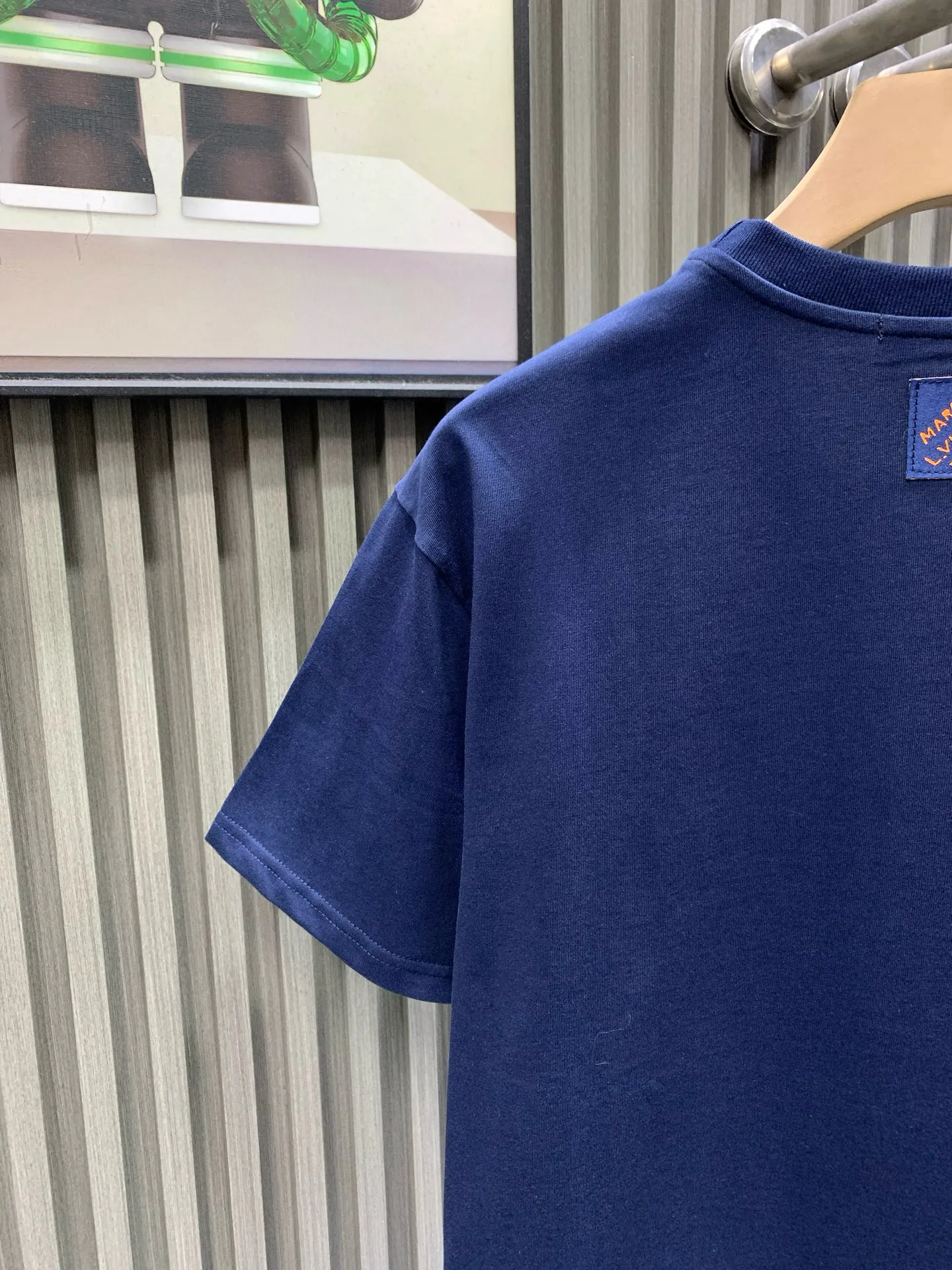 🅿️240 🀄️ Louis Vuitton 1V 2025 new style 1854 diamond letter cotton short sleeves 32-count fine cotton plain fabric is made of combed cotton after a special process. Its fibers are more slender and neat. Therefore, the texture and durability of the fabric are significantly improved. The pure cotton material has excellent moisture absorption. The plain fabric is soft to the touch and comfortable to wear. The fiber structure of combed cotton is tighter. Therefore, the fabric made has better wear resistance and is not easy to pill or deform. The flowers are positioned and embellished with patterns. Diamond selection is to choose diamonds suitable for hot drilling. Diamond arrangement is to arrange the diamonds on the template according to the designed pattern. The diamonds are fixed on the fabric through a hot drilling machine. The color of the back glue should be uniform and consistent, and the firmness should be high. It combines the softness of silicone oil and the high-density characteristics of elastic glue. The material has excellent stretching and recovery properties and can quickly return to its original shape when subjected to external forces to maintain the integrity and clarity of the pattern.